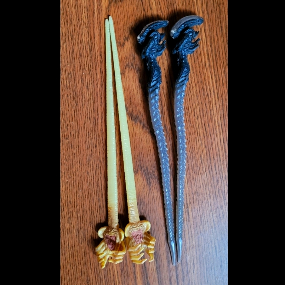 Aliens Xenomorph & Facehugger Chopsticks